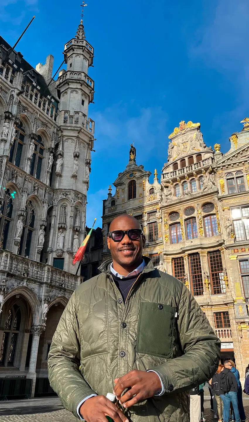 Hombre con lentes de sol Sunspot premium - Gafas negras estilo urbano protección UV - Modelo Praga