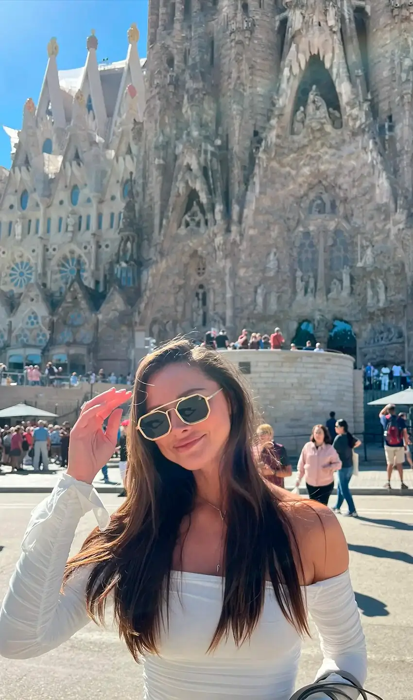Mujer con lentes de sol dorados Sunspot en Barcelona - Gafas aviador premium turismo Sagrada Familia